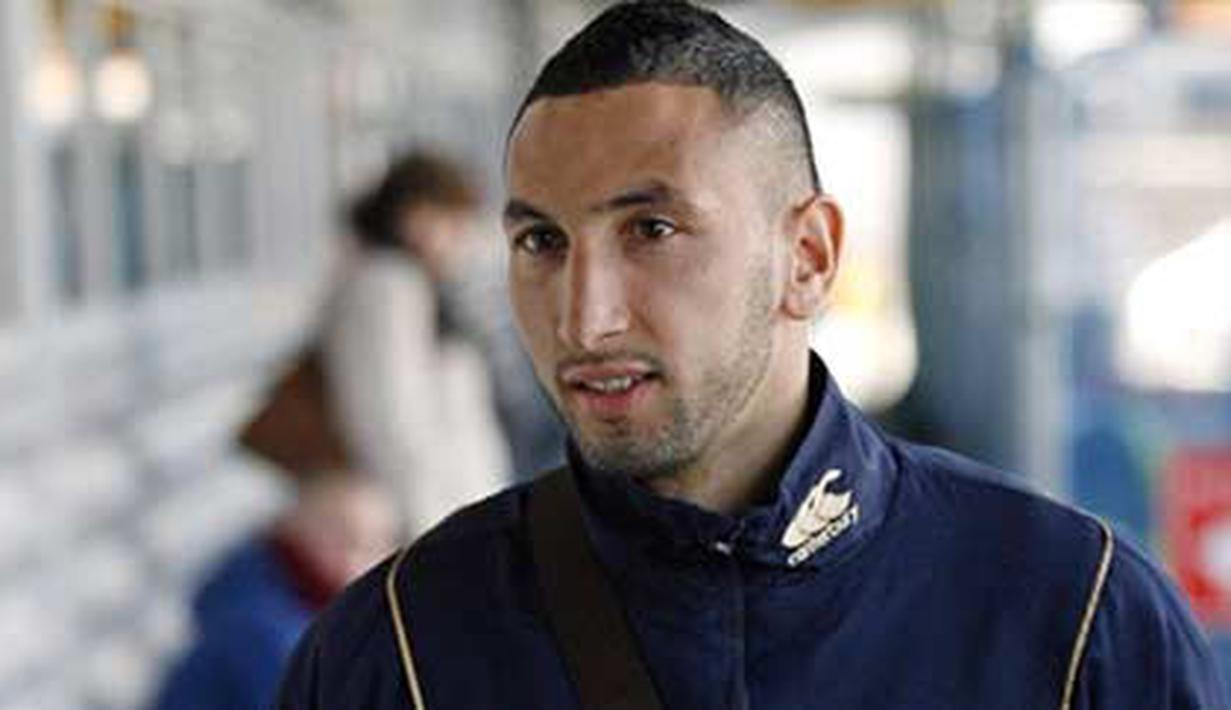 Bek Portsmouth asal Aljazair, Nadir Belhadj tiba di Bandara Southampton, 26 Februari 2010 jelang laga lanjutan EPL melawan Burnley. AFP PHOTO / GLYN KIRK 