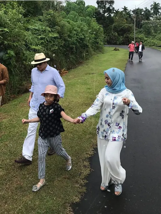 Tiga bulan kemudian 9 Juli, Engku Emran melamar Laudya Cynthia Bella dan diterima. Setelah itu, Bella dikenalkan dengan anak Engku dari pernikahan sebelumnya. Singkat cerita, keduanya lantas meresmikan hubungannya pada Jumat, (8/9). (Instagram/iamkumbre)