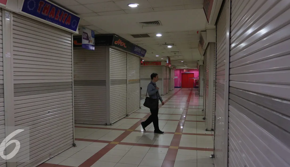 Sejumlah toko di Pasar Tanah Abang terlihat tutup usai Libur Lebaran, Jakarta, Jumat (15/7). Pasar Tanah Abang masih sepi pengunjung meski libur lebaran telah usai. (Liputan6.com/Angga Yuniar)