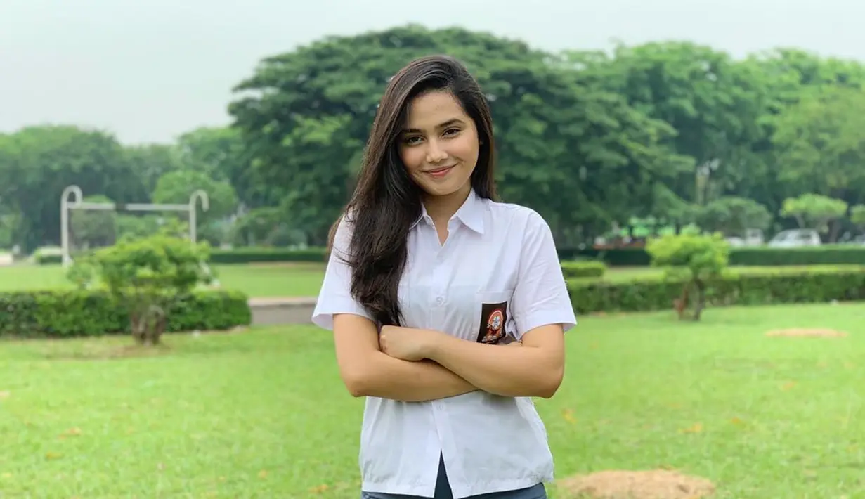 Salah satu film yang mengharuskannya memakai seragam 
putih abu-abu adalah film berjudul The Way I Love You. Pada film yang rilis pada 7 Februari 2019 tersebut, Syifa Hadju perankan karakter Senja. (Liputan6.com/IG/@syifahadjureal)