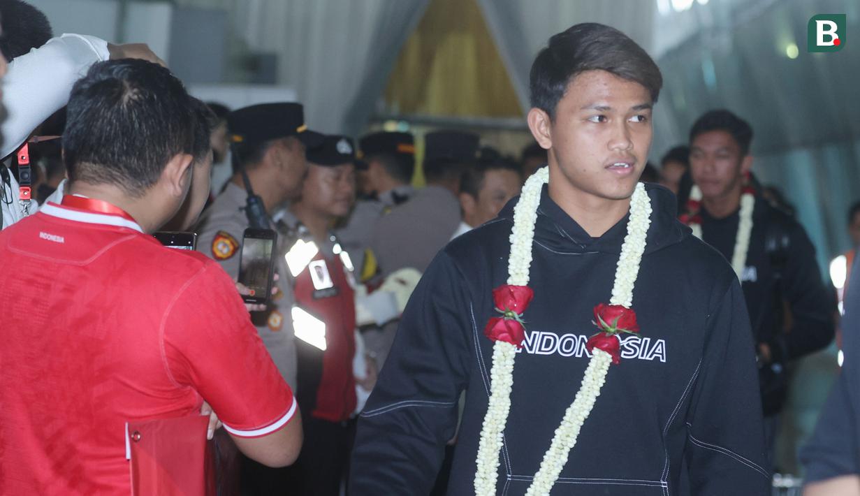 Hokky Caraka beserta Skuad Timnas Indonesia U-23 saat tiba di Terminal 3 Bandara Soekarno-Hatta, Tangerang, Banten, Sabtu (11/5/2024) pagi WIB usai berjuang di Piala Asia U-23 2024 di Qatar dan play-off Olimpiade Paris di Prancis. (Bola.com/M Iqbal Ichsan)