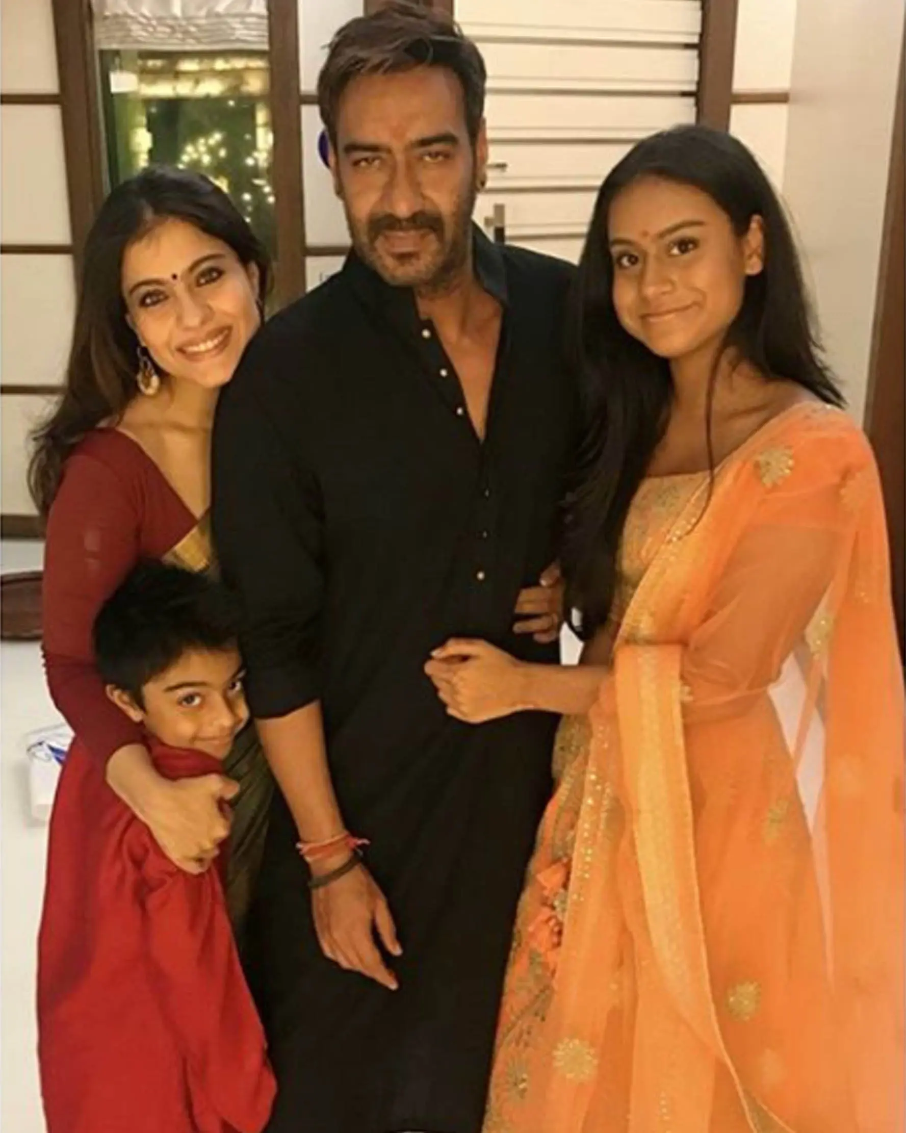 	Ajay Devgn dan Kajol bersama dua anaknya. (Instagram)