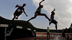 Para pelari melompat saat tampil pada Kejurnas Atletik 2019 nomor 3.000 meter steeplechase senior putra di Stadion Pakansari, Bogor, Rabu (8/8). Kejurnas Atletik berlangsung dari 3-7 Agustus. (Bola.com/Peksi Cahyo)