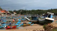 Badai Cempaka dan sikon tropis Dahlia membuat para nelayan di pantai selatan Garut, Jawa Barat, menambatkan perahunya. (Liputan6.com/Jayadi Supriadin)