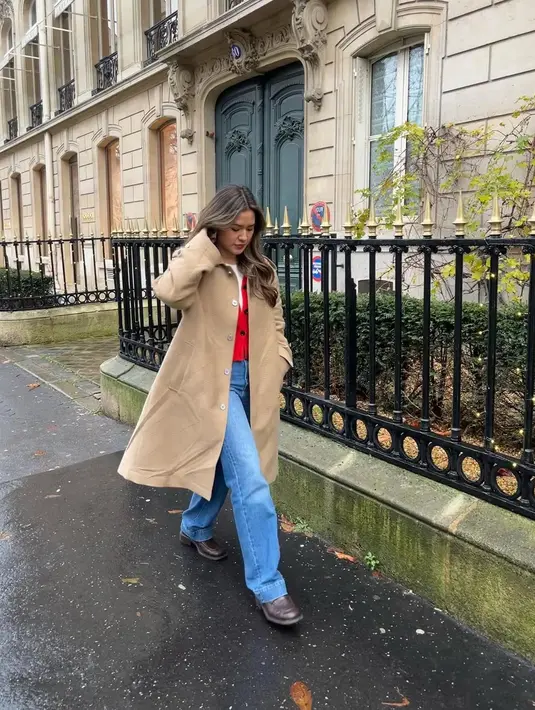 Coat warna camel dan celana jeans jadi kombinasi gaya yang sempurna untuk kesan kasual dan chic.  [@raisa6690].