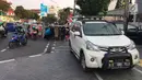 Kendaraan dan PKL menutup sebagian badan trotoar di kawasan Jatinegara, Jakarta, Senin (24/9). Kondisi trotoar yang telah diperlebar Pemprov DKI kini dipenuhi PKL dan parkir liar mengganggu kenyamanan pejalan kaki. (Liputan6.com/Immanuel Antonius)