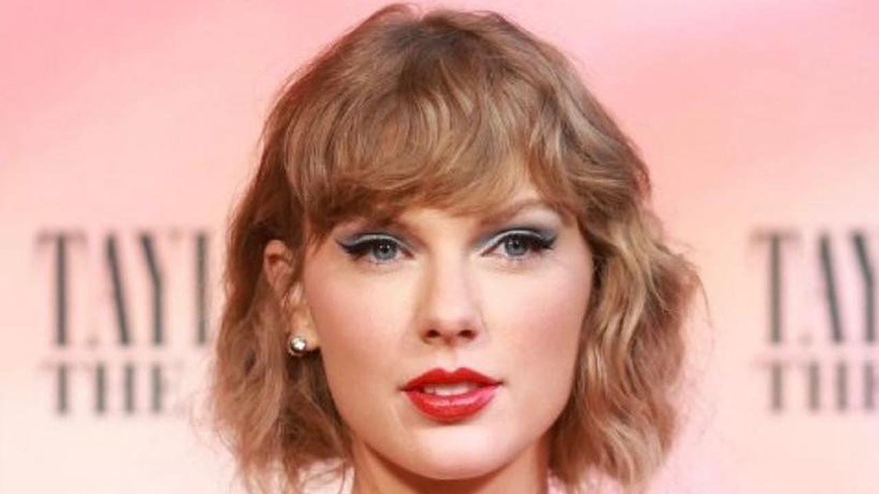 8 Penampilan Stunning Taylor Swift Dibalut Gaun Oscar de La Renta di Premiere Film ‘The Eras Tour’