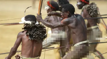 Suku di Papua menggelar pertunjukan Festival Lembah Baliem ke-27 di Wamena, Papua, Senin (8/8). Festival Lembah Baliem adalah pertunjukkan perang antar suku. Tentu saja bukan perang sungguhan. (AFP PHOTO/Adek Berry)