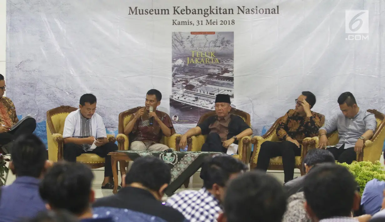 Suasana acara diskusi buku Melawan Konspirasi Global di Teluk Jakarta yang diselenggarakan di Jakarta, Kamis (31/5). Diskusi tersebut menceritakan sebuah konspirasi global yang bertabrakan dengan semangat berdikari. (Liputan6.com/Pool/Odoy)