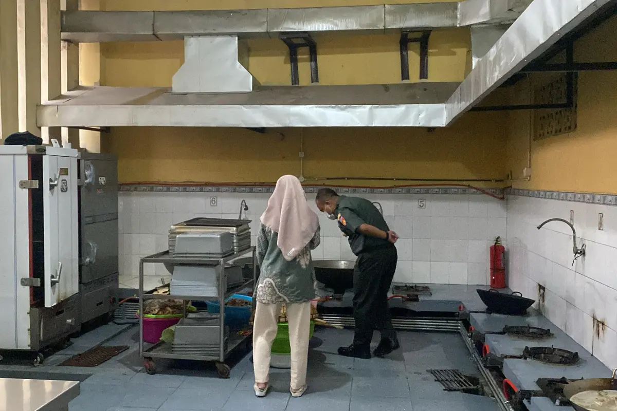 Dandim 0722/Kudus, Letkol Inf Hermawan Setya Budi sidak ke dapur SPPG Jepangpakis dan memeriksa kualitas bahan makanan. (Liputan6.com/Arief Pramono)