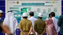Presiden Joko Widodo (tengah) dan para pejabat lainnya melihat papan informasi Pembangkit Listrik Tenaga Surya (PLTS) terapung yang dapat menghasilkan 192 mega watt listrik di Waduk Cirata, Jawa Barat, pada tanggal 9 November 2023, sesaat sebelum diresmikan. (BAY ISMOYO/AFP)