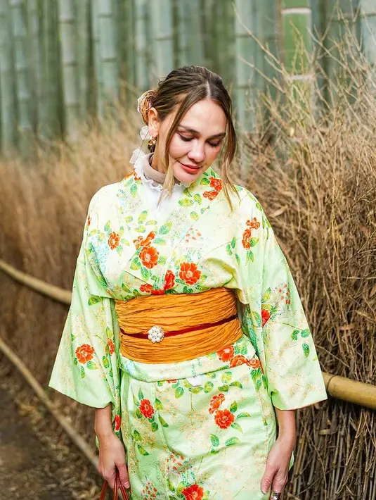 Luna Maya tampil dalam balutan kimono. (Foto: Instagram/lunamaya)