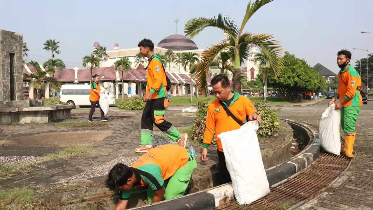 Dinas Lingkungan Hidup (DLH) DKI Jakarta mengerahkan pasukan oranye untuk melakukan giat bersih-bersih Masjid dan Mushola di wilayah tugasnya masing-masing dalam rangka menyambut Ramadhan 2023.
