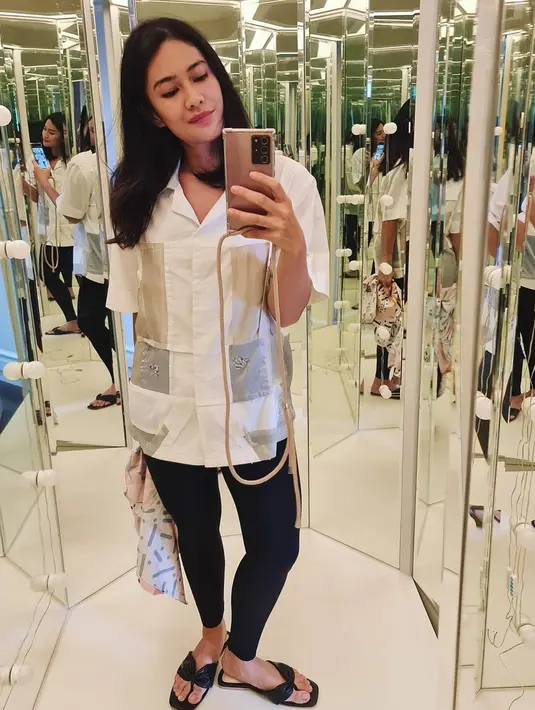 "Bisa makan siang bareng mereka (keluarga), makan malam bareng sama anak-anak. Anak-anak juga bisa lihat ibunya kerja, ngedumel anaknya suruh sekolah online, tapi ibunya juga kerja gitu," pungkasnya. (Instagram/therealdisastr)