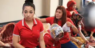 Sapi kurban milik Nikita Willy lepas dan ‘menyeruduk’ orang-orang disekitarnya.