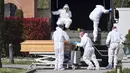 Petugas membawa peti mati berisi jasad korban virus corona COVID-19 yang diturunkan dari truk militer di pemakaman Ferrara, Italia, Sabtu (21/3/2020). Konvoi truk militer membawa korban meninggal COVID-19 dari Bergamo, kota pusat penyebaran COVID-19 di Italia. (Massimo Paolone/LaPresse via AP)