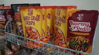 Ragam produk baso aci, basreng (baso goreng), baby crabs crispy buah tangan Ma Ucu, di Kelurahan Sukamenteri, Kecamatan Garut Kota, bisa Anda nikmati di sana. (Liputan6.com/Jayadi Supriadin)
