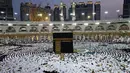 Ribuan umat muslim dari penjuru dunia melaksanakan salat di Masjidil Haram, Makkah, Arab Saudi pada Minggu (26/5/2019). Ramadan adalah bulan istimewa bagi umat Islam, banyak orang berlomba–lomba melakukan amalan ibadah sebanyak–sebanyaknya salah satunya  umrah. (REUTERS/Waleed Ali)