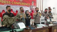 Polrestabes Surabaya merilis sindikat joki masuk SBMPTN (Foto: Merdeka.com)