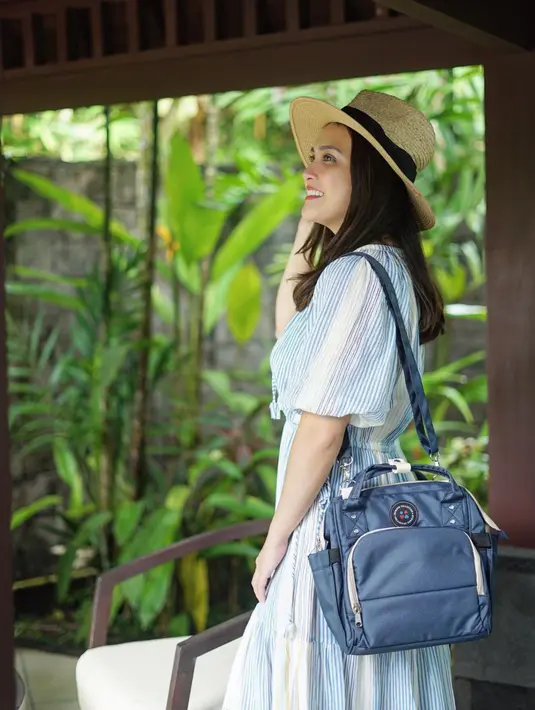 Di Bali, Shandy mengunjungi banyak tempat wisata yang nampak masih sepi dari wisatawan. Ia pun tak luput untuk tetap menerapkan protokol kesehatan yang ketat. (Liputan6.com/IG/shandyaulia)