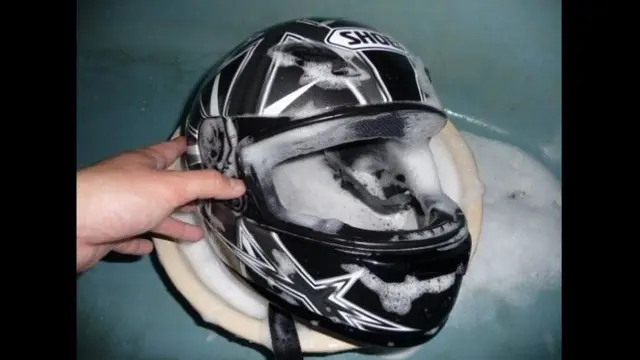 Cuci Helm Sepeda Motor