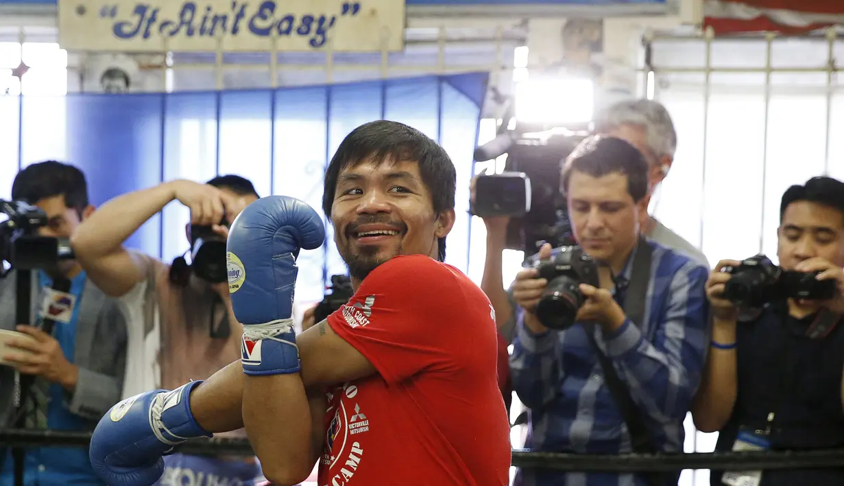 Petinju Manny Pacquiao melakukan pemanasan sebelum latihan jelang pertarungan melawan Tim Bradley di Hollywood, Los Angeles, California, Rabu (30/3). Petinju berjuluk ‘Pacman’ itu akan menantang Bradley pada 9 April 2016 nanti. (REUTERS/Lucy Nicholson)