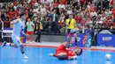 Pertandingan kian panas. Permainan cepat dan agresif yang dilancarkan kedua kubu mengakibatkan sejumlah pelanggaran terjadi. Tampak dalam foto, pemain Timnas Futsal Indonesia, Israr Megantara (kanan) terjatuh saat bertanding melawan Irak pada laga penyisihan Grup A Piala Asia Futsal 2026 di Indonesia Arena, Kompleks Gelora Bung Karno, Senayan, Jakarta, Sabtu (31/1/2026). (Bola.com/Bagaskara Lazuardi)