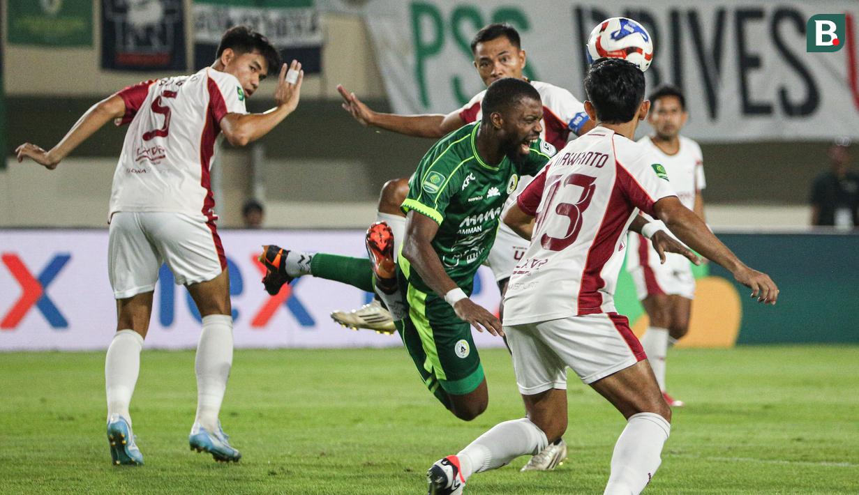 Pemain PSS Sleman, Federic Injani terjatuh saat mendapatkan pengawalan dari para pemain Garudayaksa FC dalam laga final Pegadaian Liga 2 2025/2026 di Stadion Maguwoharjo, Sleman, Yogyakarta, Sabtu (09/05/2026). (Bola.com/Abdul Aziz)