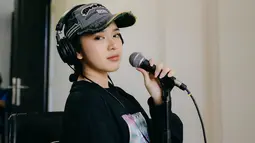 Momen Lyodra, Tiara dan Ziva persiapan jelang Konser Super Diva ini juga berhasil bikin netizen penasaran dengan lagu apa yang mereka bawakan saat latihan. Di kesempatan ini, Tiara tampil kasual dengan kaus hitam panjang serta topi sambil memegang mic. (Liputan6.com/IG/@superdiva.official)