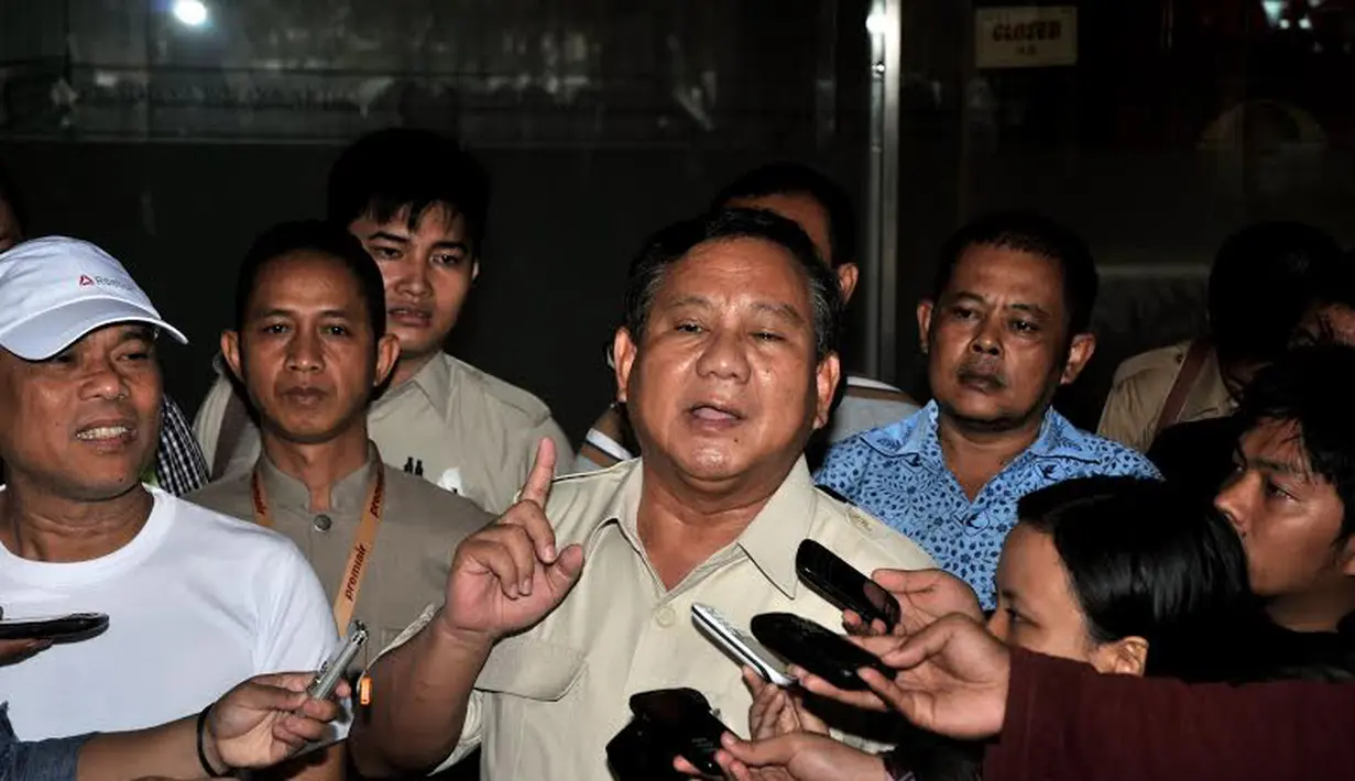 Capres dari Partai Gerindra Prabowo Subianto memberikan beberapa keterangan kepada para wartawan usai melepas para Relawan Kesehatan di Bandara Halim Perdanakusuma (Liputan6.com/Helmi Fithriansyah)