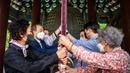 <p>Para jemaah membunyikan lonceng besar setelah kebaktian untuk merayakan ulang tahun Buddha di Kuil Jogye, Seoul, Korea Selatan, Minggu (8/5/2022). (ANTHONY WALLACE/AFP)</p>