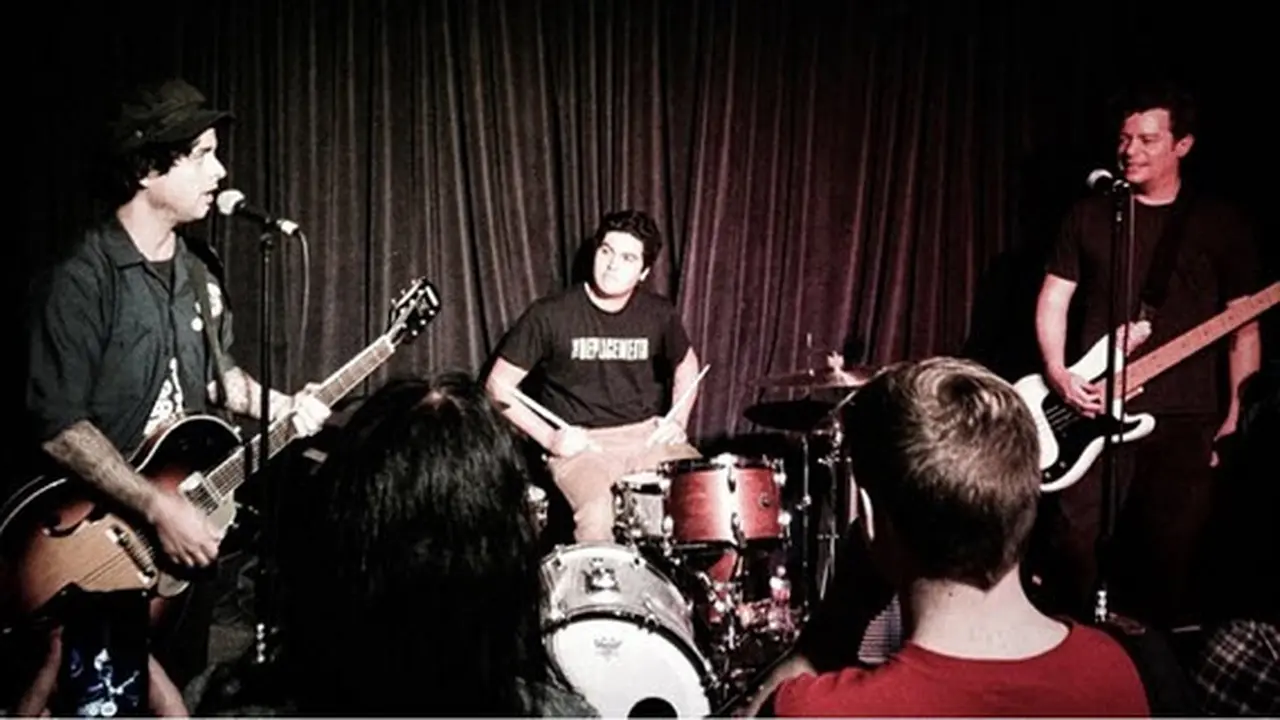 Billie Joe Armstrong Tampil Bareng Anak dan Kru Green Day