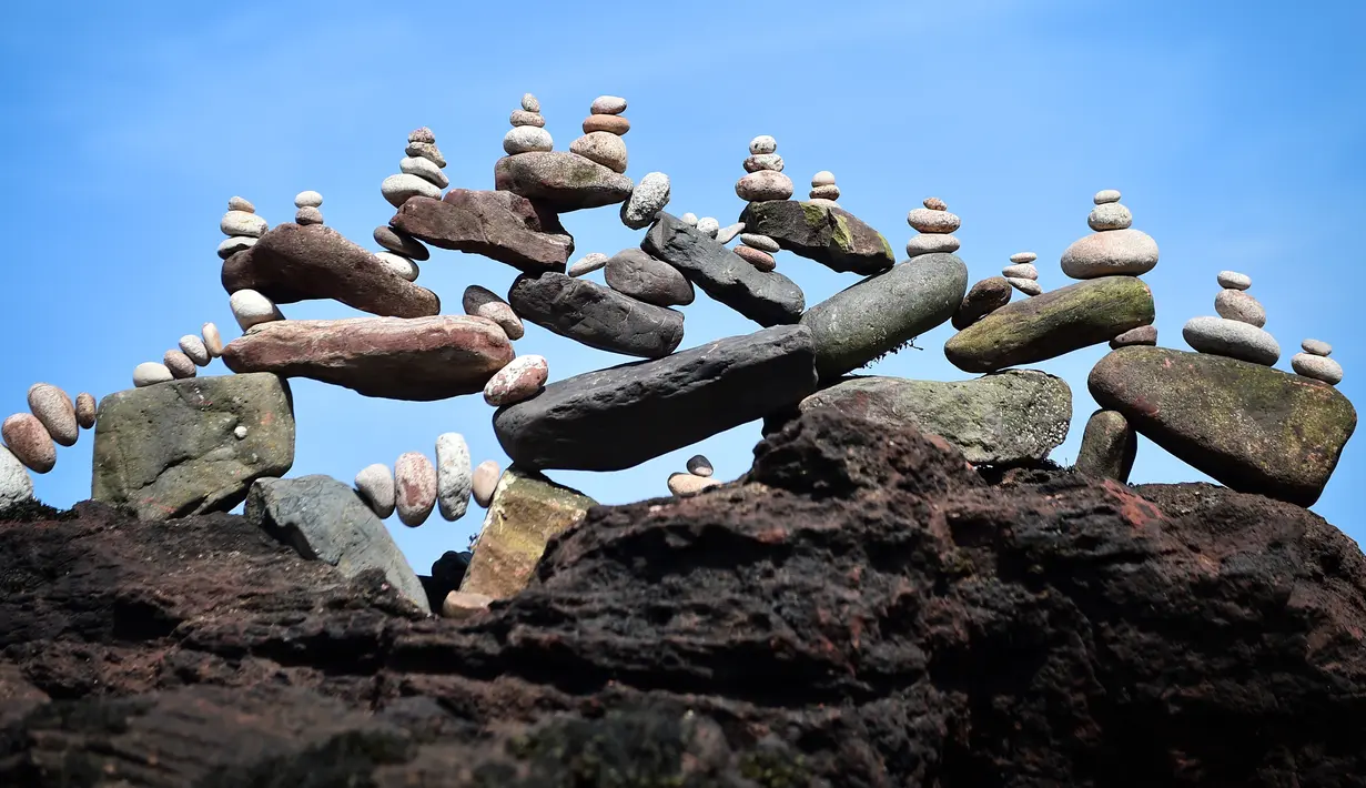 Salah satu karya seni dari susunan batu yang dibangun dalam Kejuaraan Menumpuk Batu Eropa 2019 di Dunbar, Skotlandia, Minggu (21/4). Lomba menyusun batu terbagi empat kategor, termasuk keseimbangan batu terbanyak, tiga menit melawan waktu dan tumpukan batu artistik. (Andy Buchanan / AFP)