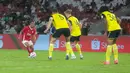 Sementara itu, Liga Indonesia All Star yang diperkuat para pemain di Liga 1 memberi perlawanan sengit dengan mencetak tiga gol, masing-masing lewat aksi Riko Simanjuntak, Rizky Dwi Febrianto, dan Eksel Runtukahu. (Bola.com/M Iqbal Ichsan)
