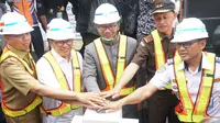 Gubernur Jawa Barat Ridwan Kamil bersama Wali Kota Bandung Oded M. Danial menekan tombol tanda dimulainya peletakan batu pertama pembangunan dua jembatan layang (flyover) Jalan Laswi dan Jakarta, Selasa (3/9/2019). (Liputan6.com/Huyogo Simbolon)
