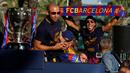 Pemain Barcelona, Javier Mascherano (kiri) dan Neymar, mengikuti pawai dengan bus mengililingi kota Barcelona untuk merayakan gelar La Liga ke-24 bagi Barcelona, (15/5/2016). (AFP/Pau Barrena)