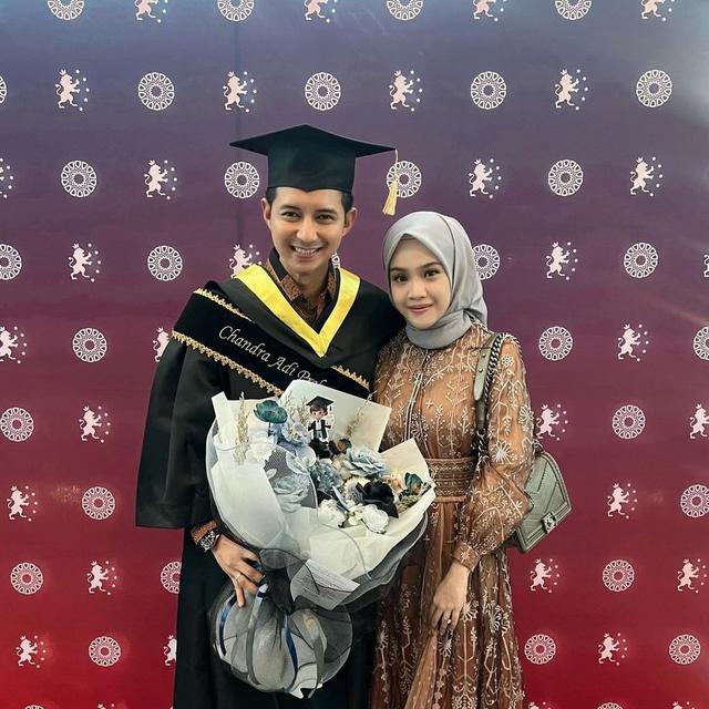 6 Potret Chand Kelvin Wisuda S2 di Malaysia, Didampingi Istri Tercinta