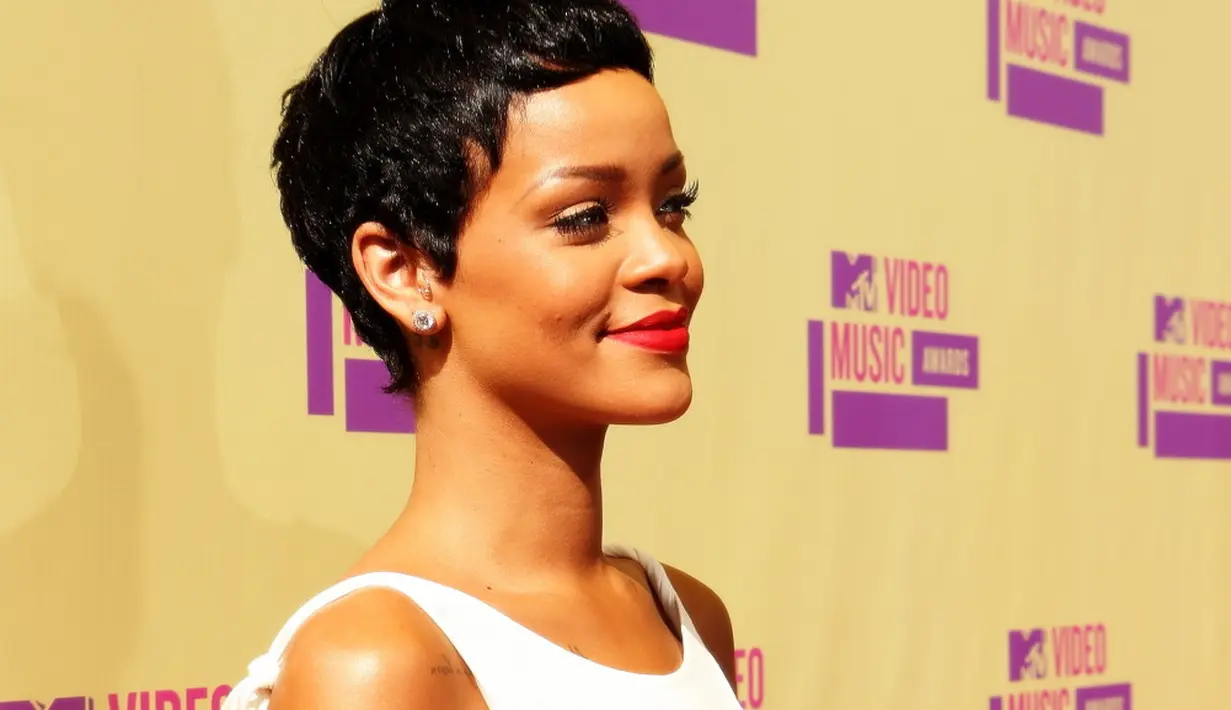 Nggak akan ada yang menyangkal kalau Rihanna memang tetap anggun dan cantik meski tanpa rambut panjang. (FITFRU Style)