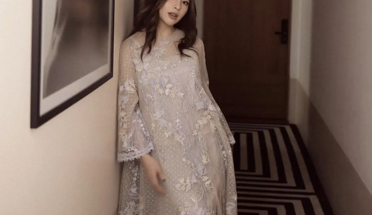 Di momen lebaran Nikita Willy mengenakan dress yang memiliki aksen bunga dari brand Sapto Djojokartiko. @nikitawillyofficial94