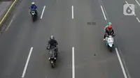 Pengendara sepeda motor melintasi Jalan MH Thamrin, Jakarta, Senin (24/5/2020). Kepala Dinas Perhubungan Provinsi DKI Jakarta Syafrin Liputo mengungkapkan kebijakan ganjil genap terhadap sepeda motor belum akan diterapkan dan hanya berlaku bagi kendaraan roda empat. (Liputan6.com/Immanuel Antonius)