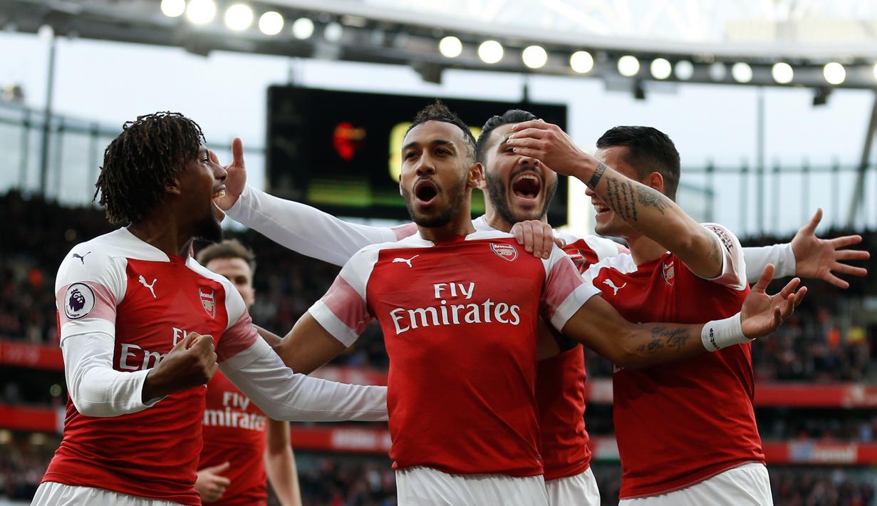 Selebrasi pemain Arsenal usai Aubameyang mencetak gol ke gawang Tottenham Hotspur dalam laga lanjutan Liga Inggris pekan ke-14 yang berlangsung di stadion Emirates, London, Minggu (2/12). Arsenal menang atas Tottenham Hotspur 2–1. (AFP/Ian Kington)