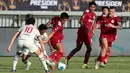 Pemain Persija Jakarta terlibat duel sengit dengan pemain Arema FC pada laga perebutan peringkat ketiga Piala Presiden 2026 di Stadion Kapten I Wayan Dipta, Gianyar, Bali, Kamis (6/8/2026). Kedua tim saling jual beli serangan sepanjang pertandingan, namun Persija mampu keluar sebagai pemenang dengan skor 3-1 melalui gol Witan Sulaeman, Arylansyah Abdulmanan, dan Victor Dethan untuk mengamankan posisi ketiga turnamen. (KapanLagi.com/Budy Santoso)