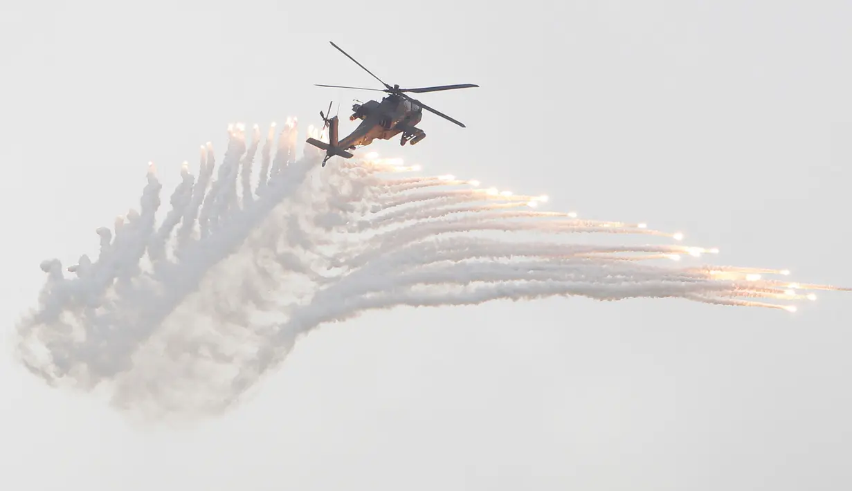 Helikopter tempur AH-1W Super Cobra melepaskan flare selama latihan tahunan Han Kuang di sebuah pangkalan udara di Taichung, Kamis (7/6). Latihan militer tahunan terbesar ini digelar di tengah kian agresifnya China terhadap Taiwan. (AP/Chiang Ying-ying)