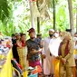 Bupati Banyuwangi Ipuk Fiestiandani (Kiri0 memantau pelaksanaan ngaben massal yang dilakukan umat Hindu Banyuwangi (Istimewa)