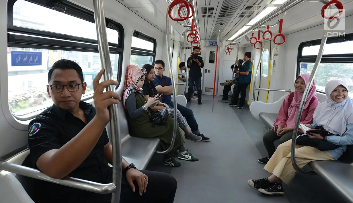 Warga menaiki moda transportasi kereta ringan atau light rail transit (LRT) saat berlangsung uji coba di Jakarta, Selasa (11/6/2019). PT LRT Jakarta belum menentukan hingga kapan uji coba publik ini dilakukan. (merdeka.com/Imam Buhori)