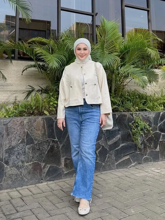 Kesha Ratuliu mengenakan blazer crop putih senada dengan inner dan kerudungnya. Dipadukan celana denim cut bray ripped. [@kesharatuliuu]