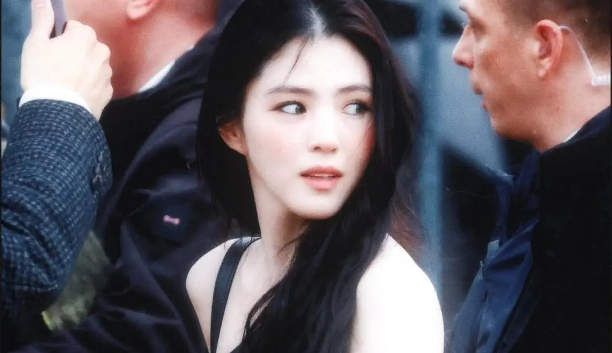 Han So Hee kembali mejeng di panggung fashion dunia. Kali ini ia hadir untuk menyaksikan pertunjukkan busana di Paris Fashion Week for Dior Men 2025/2026 [@xeesoxee]