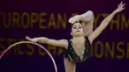 Atlet asal Israel, Victoria Veiberg Flanovsky saat tampil dalam kejuaraan Senam Ritmik Eropa ke-33 di Budapest, Hungaria (19/5). (AFP Photo/Attila Kisbenedek)