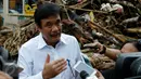 Pasca banjir di pemukiman pinggir kali Ciliwung, Wagub DKI Jakarta, Djarot Saiful Hidayat meninjau pintu air Manggarai, Jakarta, Senin (16/11/2015). Pemprov DKI akan memasang jaring-jaring penangkap sampah pada beberapa titik. (Liputan6.com/Yoppy Renato)