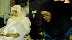 Iin Sina (kiri) mantan istri pertama membacakan doa bersama mantan istri kedua Henny Mariana (kanan) dalam acara 40 Harian Jojon (Liputan6.com/Andrian M Tunay).